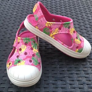 Crocs tropical print, slip ons
